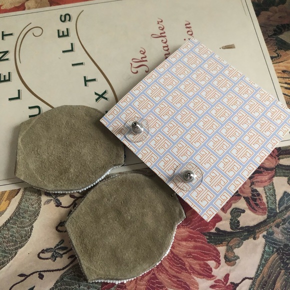 Blue and White Beaded Earrings chinoiserie jar Beth Ladd - Picture 2 of 4